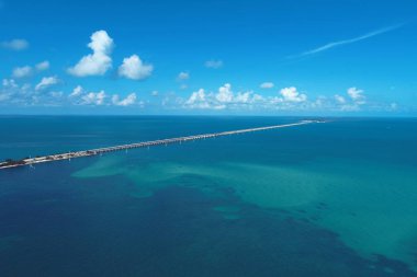 Key West, Florida Keys, Birleşik Devletler yolundaki aile köprüsü ve adaların havadan görüntüsü. Harika bir manzara. Tatil seyahati. Seyahat güzergahı. Tropikal manzara.