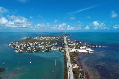 Key West, Florida Keys, Birleşik Devletler yolundaki aile köprüsü ve adaların havadan görüntüsü. Harika bir manzara. Tatil seyahati. Seyahat güzergahı. Tropikal manzara.