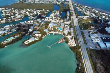 Key West, Florida Keys, Birleşik Devletler yolundaki aile köprüsü ve adaların havadan görüntüsü. Harika bir manzara. Tatil seyahati. Seyahat güzergahı. Tropikal manzara.