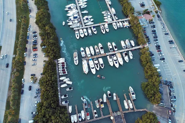 用几艘船从空中俯瞰码头 迈阿密 美丽的风景 — 图库照片
