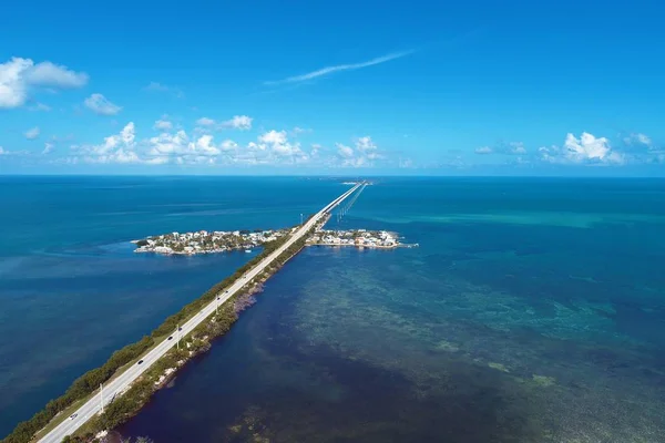 Key West, Florida Keys, Birleşik Devletler yolundaki aile köprüsü ve adaların havadan görüntüsü. Harika bir manzara. Tatil seyahati. Seyahat güzergahı. Tropikal manzara.