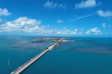 Key West, Florida Keys, Birleşik Devletler yolundaki aile köprüsü ve adaların havadan görüntüsü. Harika bir manzara. Tatil seyahati. Seyahat güzergahı. Tropikal manzara.