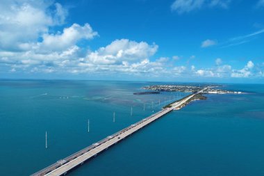 Key West, Florida Keys, Birleşik Devletler yolundaki aile köprüsü ve adaların havadan görüntüsü. Harika bir manzara. Tatil seyahati. Seyahat güzergahı. Tropikal manzara.