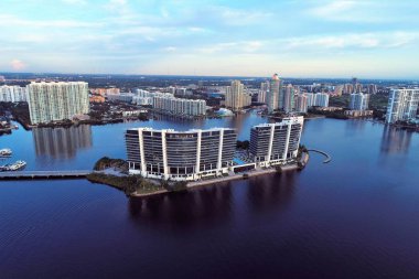 Sunny Isles Beach, Miami, ABD 'de gündoğumunun hava görüntüsü. Harika bir manzara. Tatil seyahati. Seyahat hedefi.