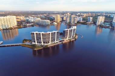 Sunny Isles Beach, Miami, ABD 'de gündoğumunun hava görüntüsü. Harika bir manzara. Tatil seyahati. Seyahat hedefi.