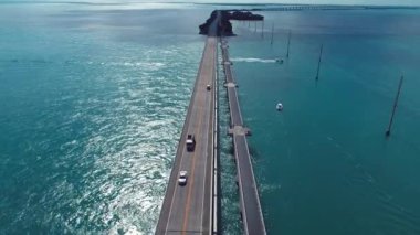 Key West, Florida Keys, Birleşik Devletler yolundaki aile köprüsü ve adaların havadan görüntüsü. Harika bir manzara. Tatil seyahati. Seyahat güzergahı. Tropikal manzara.