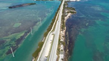 Key West, Florida Keys, Birleşik Devletler yolundaki aile köprüsü ve adaların havadan görüntüsü. Harika bir manzara. Tatil seyahati. Seyahat güzergahı. Tropikal manzara.