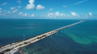 Key West, Florida Keys, Birleşik Devletler yolundaki aile köprüsü ve adaların havadan görüntüsü. Harika bir manzara. Tatil seyahati. Seyahat güzergahı. Tropikal manzara.