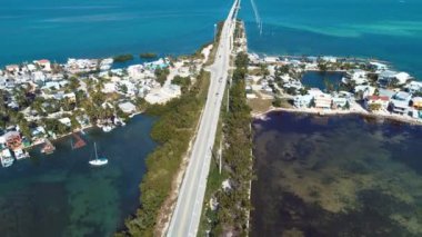 Key West, Florida Keys, Birleşik Devletler yolundaki aile köprüsü ve adaların havadan görüntüsü. Harika bir manzara. Tatil seyahati. Seyahat güzergahı. Tropikal manzara.