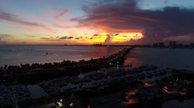 Biscayne Körfezi, Miami, ABD 'de günbatımının hava görüntüsü. Harika bir manzara. Tatil seyahati. Seyahat güzergahı. Tropikal manzara.