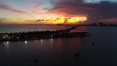 Biscayne Körfezi, Miami, ABD 'de günbatımının hava görüntüsü. Harika bir manzara. Tatil seyahati. Seyahat güzergahı. Tropikal manzara.