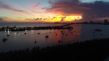 Biscayne Körfezi, Miami, ABD 'de günbatımının hava görüntüsü. Harika bir manzara. Tatil seyahati. Seyahat güzergahı. Tropikal manzara.