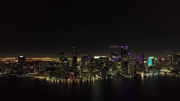 Flygfoto Över Miami Natten Från Biscayne Bay Usa Stort Landskap — Stockvideo