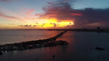 Biscayne Körfezi, Miami, ABD 'de günbatımının hava görüntüsü. Harika bir manzara. Tatil seyahati. Seyahat güzergahı. Tropikal manzara.