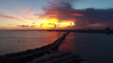 Biscayne Körfezi, Miami, ABD 'de günbatımının hava görüntüsü. Harika bir manzara. Tatil seyahati. Seyahat güzergahı. Tropikal manzara.
