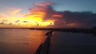 Biscayne Körfezi, Miami, ABD 'de günbatımının hava görüntüsü. Harika bir manzara. Tatil seyahati. Seyahat güzergahı. Tropikal manzara.