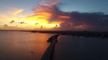 Biscayne Körfezi, Miami, ABD 'de günbatımının hava görüntüsü. Harika bir manzara. Tatil seyahati. Seyahat güzergahı. Tropikal manzara.