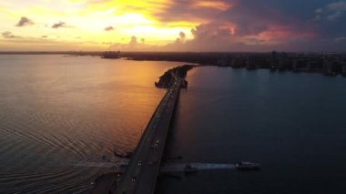 Biscayne Körfezi, Miami, ABD 'de günbatımının hava görüntüsü. Harika bir manzara. Tatil seyahati. Seyahat güzergahı. Tropikal manzara.