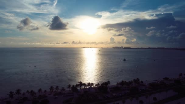 ビスケーン湾 マイアミ 米国での日没の空中ビュー 素晴らしい風景 休暇旅行 目的地へ熱帯の風景 — ストック動画