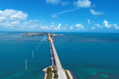 Key West, Florida Keys, Birleşik Devletler yolundaki aile köprüsü ve adaların havadan görüntüsü. Harika bir manzara. Tatil seyahati. Seyahat güzergahı. Tropikal manzara.
