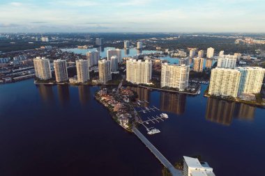Sunny Isles Beach, Miami, ABD 'de gündoğumunun hava görüntüsü. Harika bir manzara. Tatil seyahati. Seyahat hedefi.