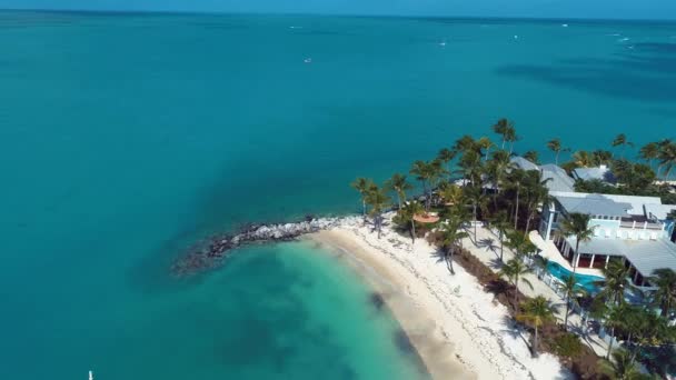 最も近いフォートザカリー テイラー ウェスト フロリダ州 米国の空中ビュー カリブ海だ素晴らしい風景 目的地へ熱帯旅行 — ストック動画