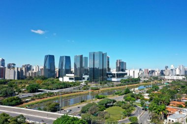 Güneşli bir günde şehir hayatının panoramik manzarası. - Şehir manzarası işte. Harika manzara.