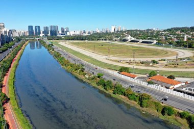 Güneşli bir günde şehir hayatının panoramik manzarası. - Şehir manzarası işte. Harika manzara.