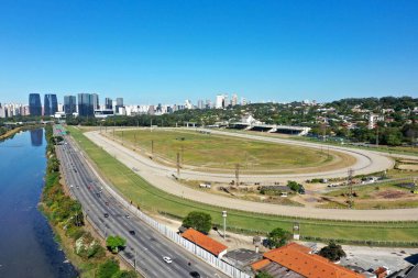 Güneşli bir günde şehir hayatının panoramik manzarası. - Şehir manzarası işte. Harika manzara.