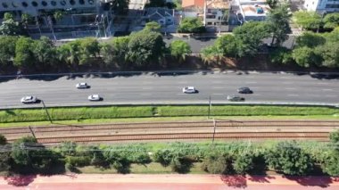 Güneşli bir günde şehir hayatının panoramik manzarası. - Şehir manzarası işte. Harika manzara.