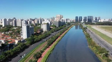 Güneşli bir günde şehir hayatının panoramik manzarası. - Şehir manzarası işte. Harika manzara.