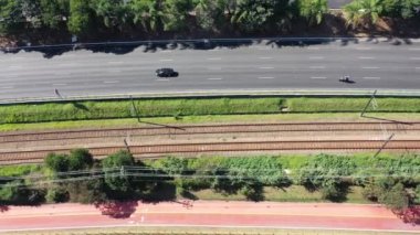 Güneşli bir günde şehir hayatının panoramik manzarası. - Şehir manzarası işte. Harika manzara.