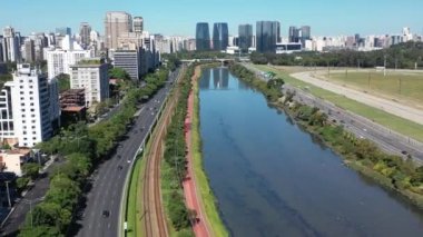 Güneşli bir günde şehir hayatının panoramik manzarası. - Şehir manzarası işte. Harika manzara.