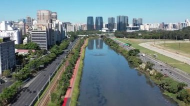 Güneşli bir günde şehir hayatının panoramik manzarası. - Şehir manzarası işte. Harika manzara.