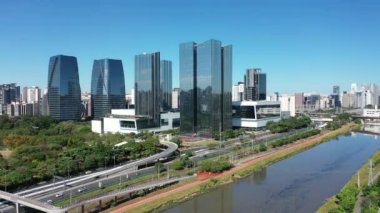 Güneşli bir günde şehir hayatının panoramik manzarası. - Şehir manzarası işte. Harika manzara.