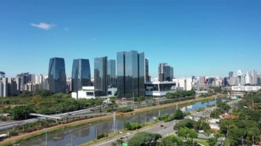 Güneşli bir günde şehir hayatının panoramik manzarası. - Şehir manzarası işte. Harika manzara.