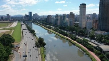 Güneşli bir günde şehir hayatının panoramik manzarası. - Şehir manzarası işte. Harika manzara.