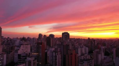 Şehir yaşamında günbatımının panoramik görüntüsü. Harika manzara..