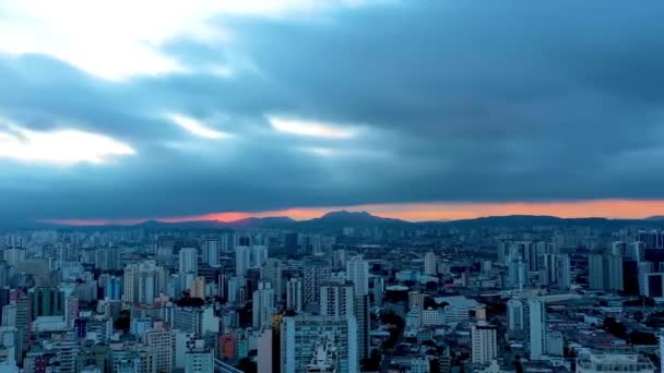 街のライフシーンでの夕日のパノラマビュー 素晴らしい風景 — ストック動画