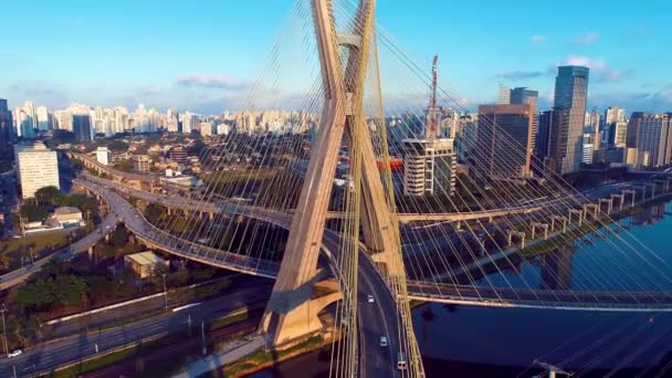 美丽缆绳的空中景观保持着一座桥梁 City生活场景 美丽的风景 — 图库视频影像