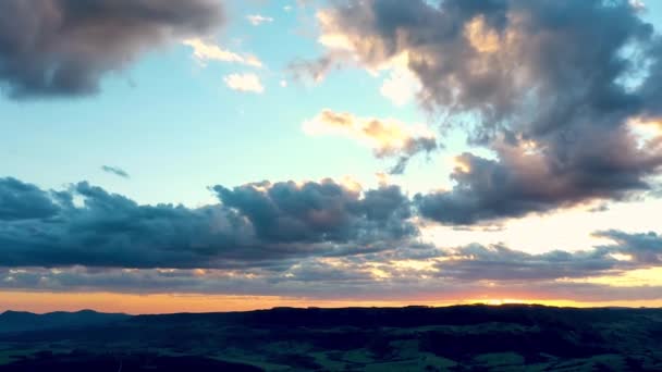 Panoramalandschaft Mit Sonnenuntergang Den Bergen Großartiges Landleben — Stockvideo