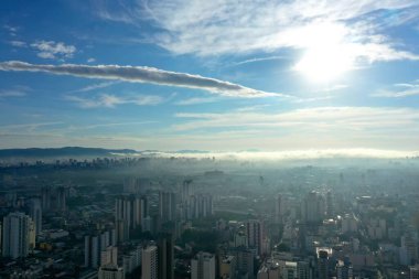 Şehir yaşamının hava sahnesinde sisli bir sabah manzarası. Sao Paulo, Brezilya.