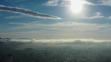 Şehir yaşamının hava sahnesinde sisli bir sabah manzarası. Sao Paulo, Brezilya.