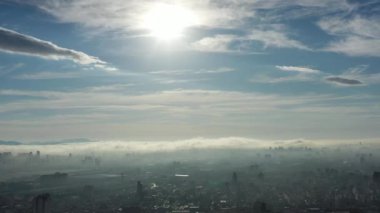 Şehir yaşamının hava sahnesinde sisli bir sabah manzarası. Sao Paulo, Brezilya.
