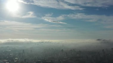 Şehir yaşamının hava sahnesinde sisli bir sabah manzarası. Sao Paulo, Brezilya.