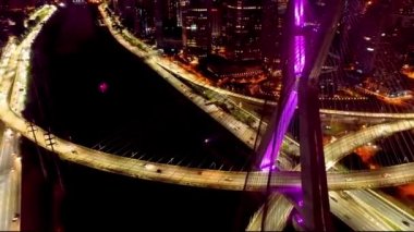 Gece şehir yaşamının havadan görünüşü. Harika bir manzara. Estaiada Köprüsü, Sao Paulo, Brezilya