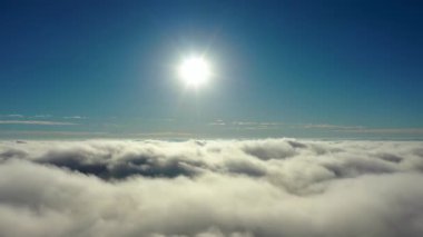 Şehir yaşamının hava sahnesinde sisli bir sabah manzarası. Sao Paulo, Brezilya.