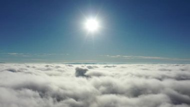 Şehir yaşamının hava sahnesinde sisli bir sabah manzarası. Sao Paulo, Brezilya.
