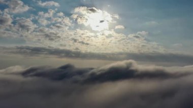 Bulutların üzerinde açık ve mavi gökyüzü ile gün doğumu. Manzara manzarası. Rio de Janeiro, Brezilya. Sis sabahı. Sisli sahne. Bulutların üstünde. Hava manzarası kümülonimbus bulut sahnesi. Özgürlük, cennet, sis.