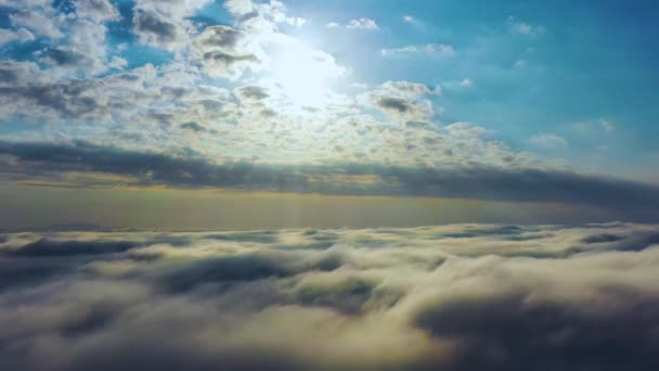 晴れと青空と雲の上の日の出 ブラジルのリオデジャネイロ 霧の朝だ フォギー シーン 雲の上だ 空中風景積乱雲のシーン — ストック動画